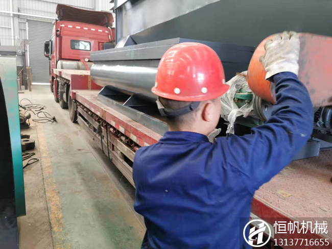貴州貞豐縣牛糞有機肥粉狀生產(chǎn)線(xiàn)裝車(chē)發(fā)貨(圖1) 貴州有機肥生產(chǎn)線(xiàn)攪拌機發(fā)貨