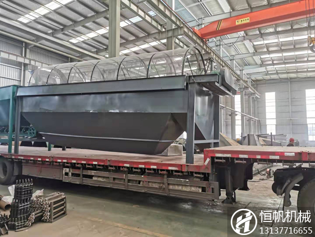 貴州貞豐縣牛糞有機肥粉狀生產(chǎn)線(xiàn)裝車(chē)發(fā)貨(圖2) 貴州滾筒篩分機