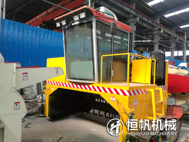 一套雞糞有機肥加工設備多少錢(qián)?投資需要多久能夠回本?(圖1) 履帶翻拋機