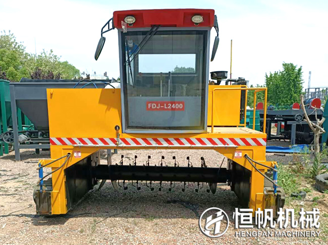 有機肥翻堆機(翻拋機)設備多少錢(qián)?(圖2) 履帶翻堆機