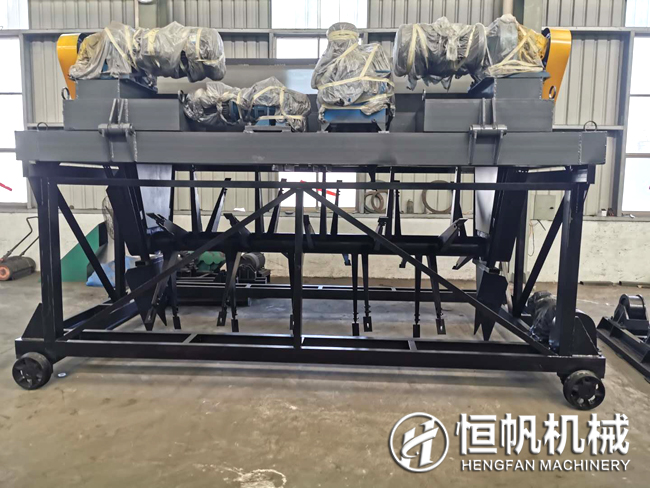 一套有機肥生產(chǎn)設備一共大概需要多少錢(qián)?(圖2) 槽式翻堆機