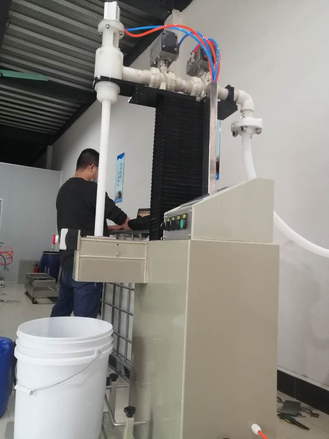如何確?；めt藥潤滑油200升灌裝機的灌裝精度達到最佳狀態(tài)